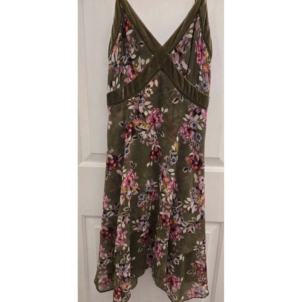 White House Black Market strappy spring/summer dress lined chiffon with velvet.